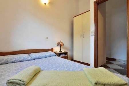 Apartmani Mlikotic Dugi Rat Esterno foto